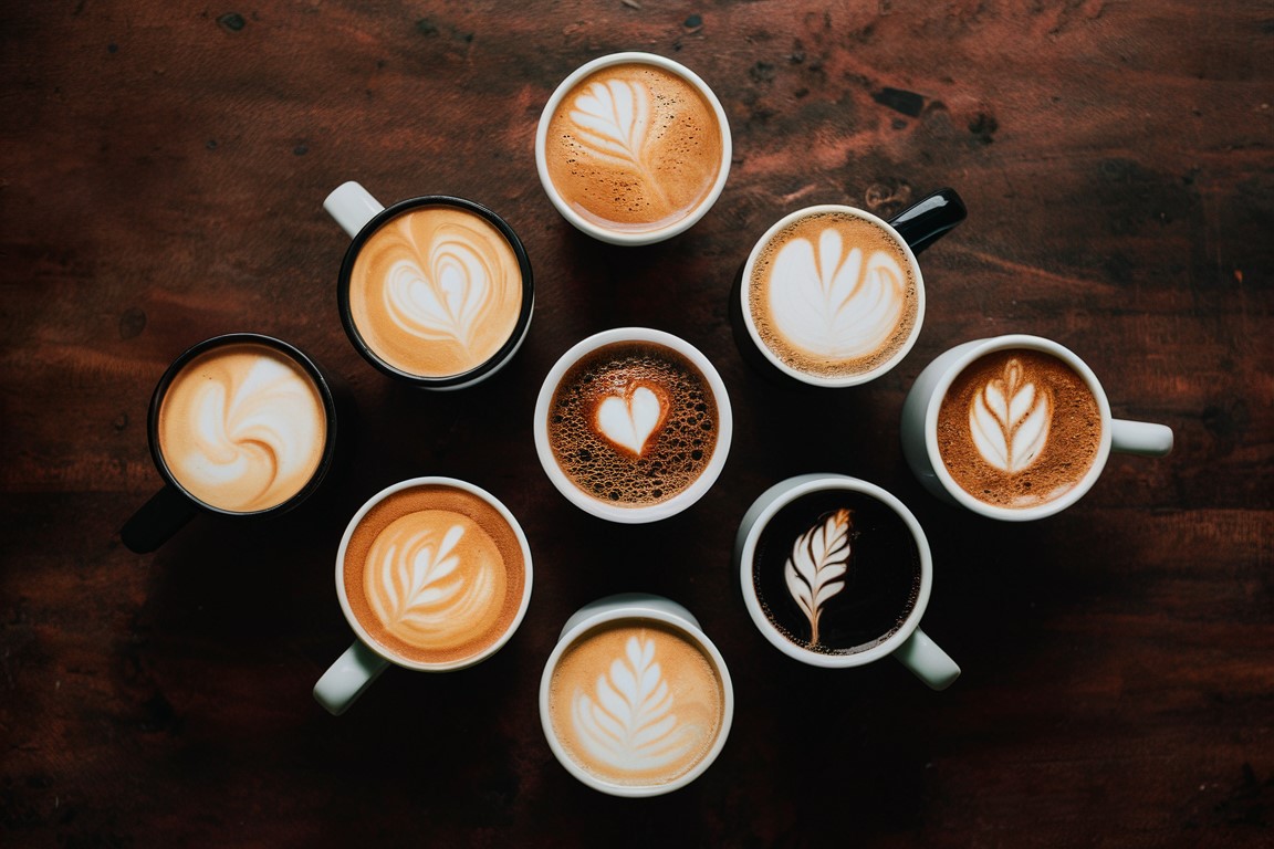 Verschiedene Tassen Kaffee – Vielfalt der Kaffeesorten bei Geschmacksland