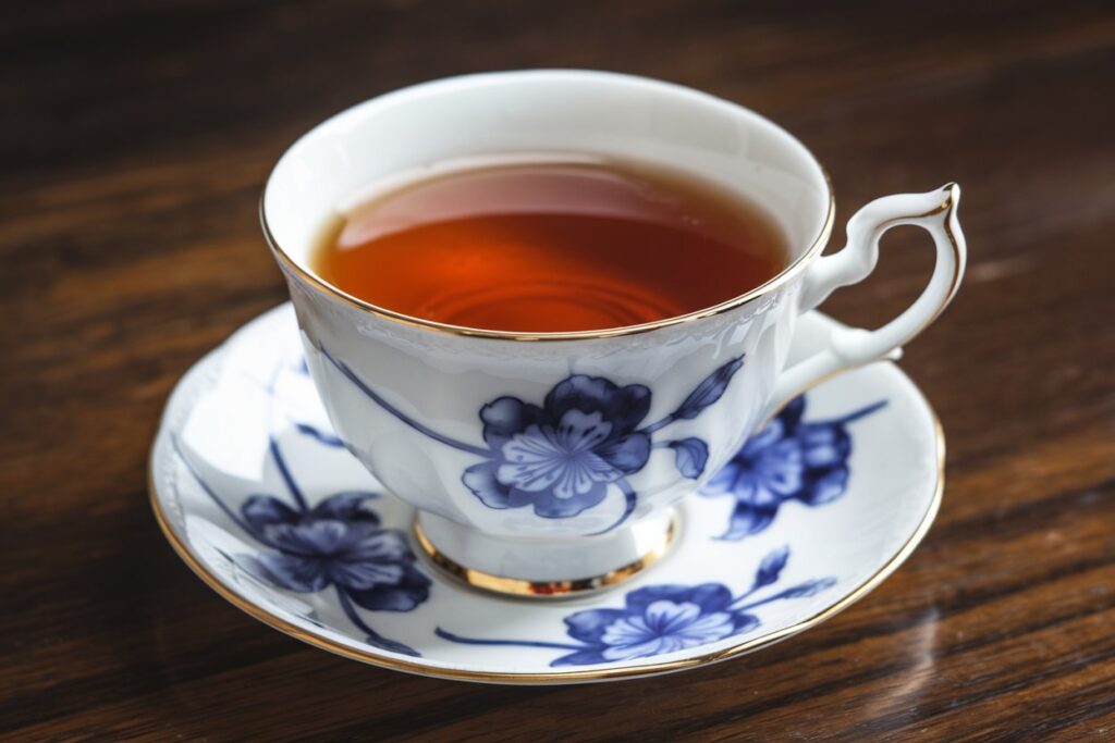 Eine Tasse Ceylon Tee auf einer hölzernen Unterlage.